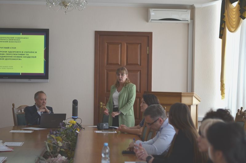 Під час круглого столу. Виступ професора А. Ігнатюк