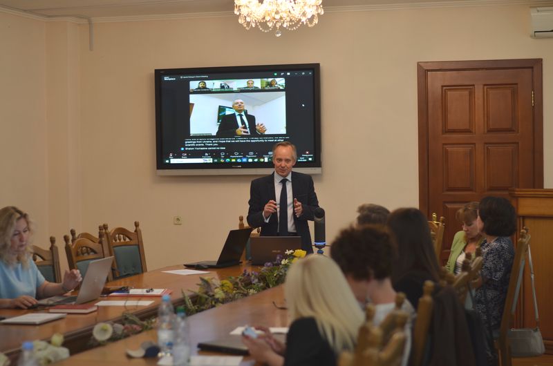 Під час круглого столу. Виступ професора В. Вірченка